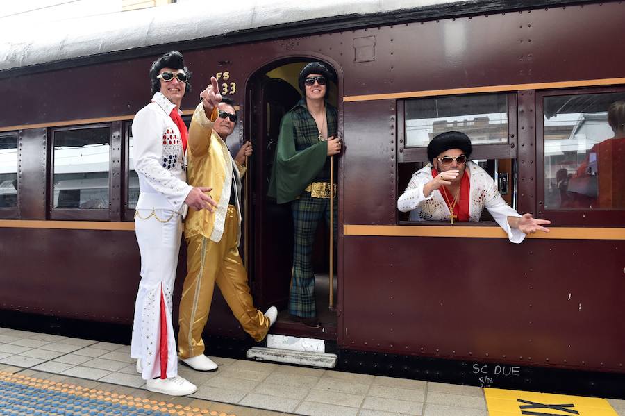 Como sucede cada año, el Elvis Express partió de la estación de Sydney hacia la localidad rural de Parkes, a más de 300 kilómetros, para celebrar la figura y la música de Elvis Presley, el legendario rey del Rock and Roll. A bordo, con sus patillas de hacha, vestidos con llamativas prendas que recuerdan al mito, decenas de imitadores viajan dispuestos a pasarlo en grande. Se espera que este año sean más de 25.000 los que lleguen a Parkes, que triplica su población durante los cinco días de festival.