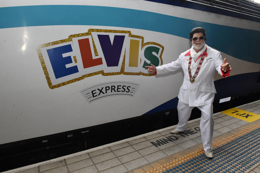 Como sucede cada año, el Elvis Express partió de la estación de Sydney hacia la localidad rural de Parkes, a más de 300 kilómetros, para celebrar la figura y la música de Elvis Presley, el legendario rey del Rock and Roll. A bordo, con sus patillas de hacha, vestidos con llamativas prendas que recuerdan al mito, decenas de imitadores viajan dispuestos a pasarlo en grande. Se espera que este año sean más de 25.000 los que lleguen a Parkes, que triplica su población durante los cinco días de festival.