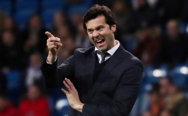 Santiago Solari, dando indicaciones a sus futbolistas. 