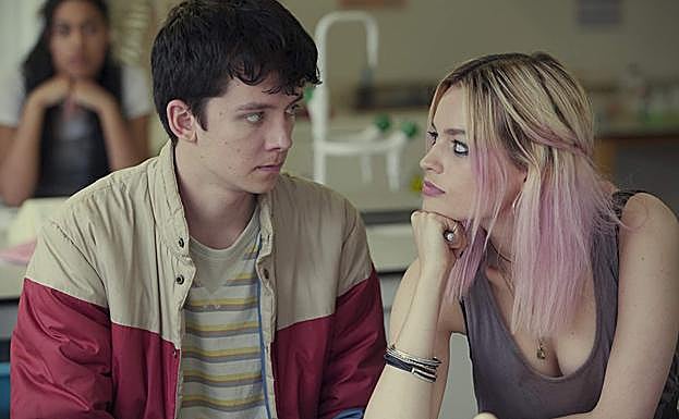 Asa Butterfield y Emma Mackey son los protagonistas de 'Sex Education'.