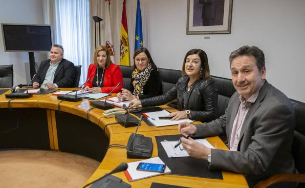 Los integrantes de la Mesa del Parlamento se han reunido esta mañana. De izquierda a derecha, Alberto Bolado, Rosa Valdés, Dolores Gorostiaga, María José Sáenz de Buruaga y José Ramón Carrancio.