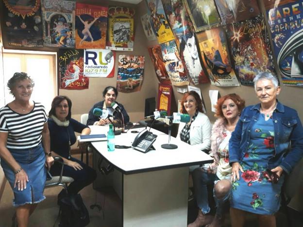 Integrantes del grupo de trabajo de la asociación en una entrevista en Radio Laredo 