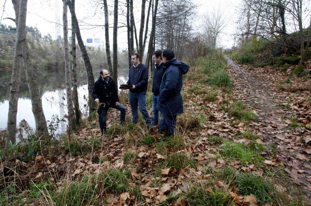 El concejal de Medio Ambiente (izquierda) acompaña a los redactores del proyecto en una visita al entorno del río.