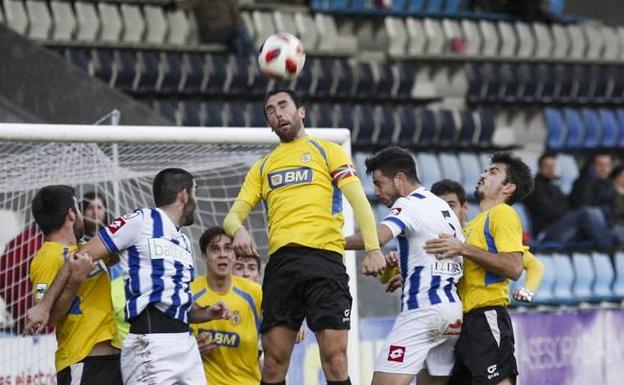 Diego Bardanca y Ramiro luchan por el balón ante varios rivales del Real Unión de Irún.