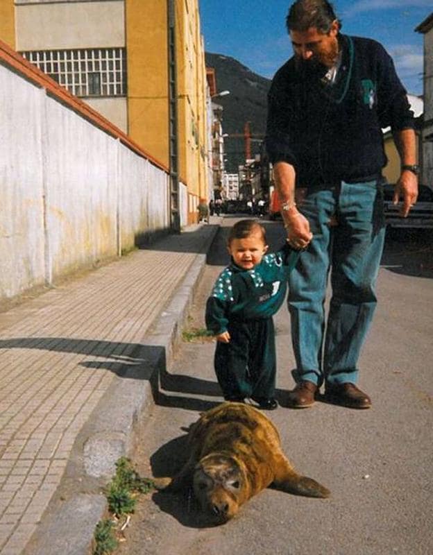 Fidel Haya y su nieto contemplan a 'Lisa', la cría de foca que acogió y cuidó en 1994. 