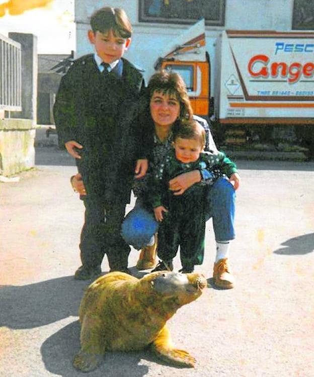 La foca junto aInmaculada Haya con el pequeño, Juan José, y otro niño del pueblo. 