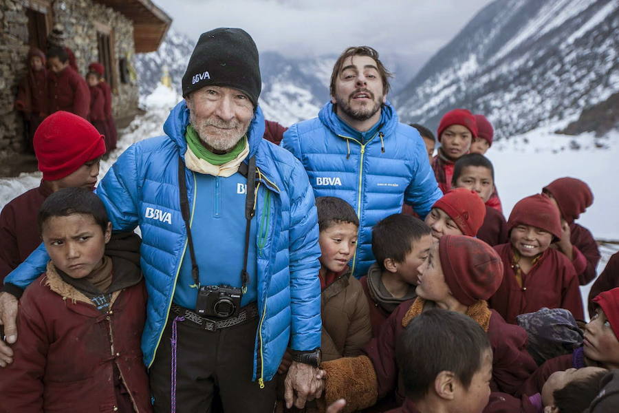 Fotografía facilitada por el BBVA del alpinista Carlos Soria junto al cocinero Jordi Roca, del Celler de Can Roca, en el valle del Manaslu donde organizaron una chocolatada para 150 lamas. Soria, a sus 76 años dispuesto a lograr el reto de ser la persona de más edad en alcanzar la cumbre de las 14 montañas más altas del mundo, ya se encuentra en el campo base del Annapurna, instalado a 5. 200 metros de altitud. 