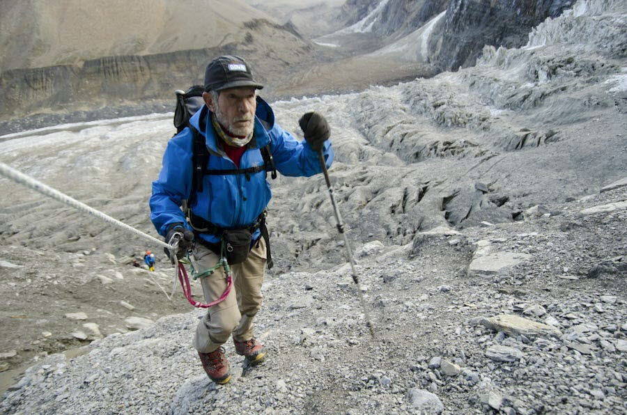 Fotografía facilitada por Dukumalia del montañero Carlos Soria, de 72 años, tomada el pasado 20 de septiembre, en el campo base preparando la ascensión al Dhaulagiri (Nepal), de 8. 167 metros, su duodécimo ocho mil. Soria explicó hoy que una gran nevada impidió que tanto él como el resto de integrantes de la expedición pudieran emprender la subida.