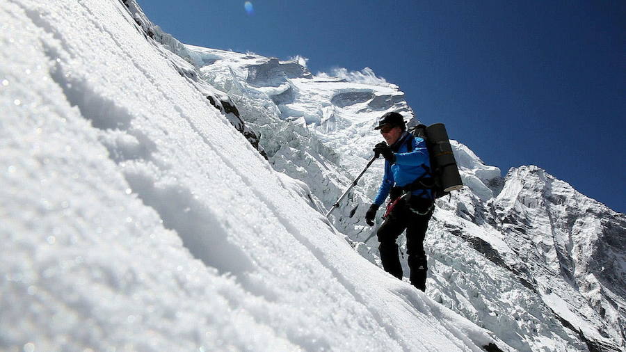 Fotografía facilitada por el BBVA del montañero español Carlos Soria, quien abandonó hoy el campamento base para iniciar el ataque a la cima del Kanchenjunga, tercera montaña más alta del mundo (8. 586 metros), en en la cordillera del Himalaya.