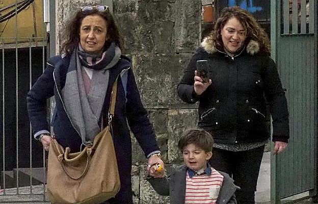 Mónica Expósito, junto a Sergio, en el patio del colegio. 