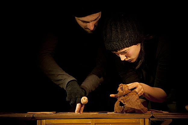 'A Mano' es una pequeña joya teatral sobre la soledad, la tristeza, la alegría y el amor. 