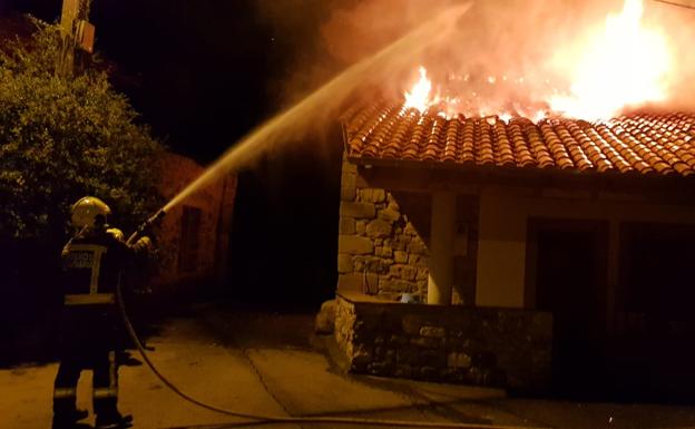 Un bombero trabaja en la extinción del incendio durante esta madrugada.