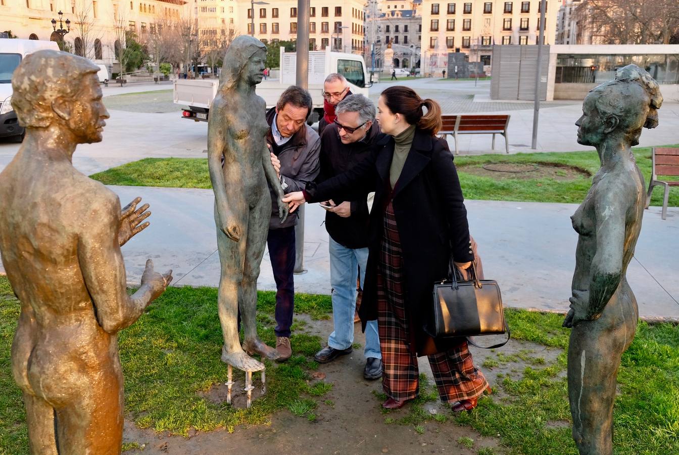 Momento de recolocación de la obra, en la que ha estado presente José Cobo.