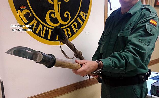 Lanza que fue encontrada en el coche del detenido.