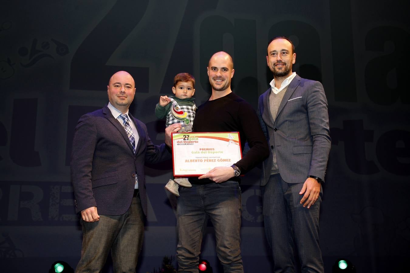 Sergio 'El Niño' García recibió el premio principal en una multitudinaria fiesta en Torrelavega