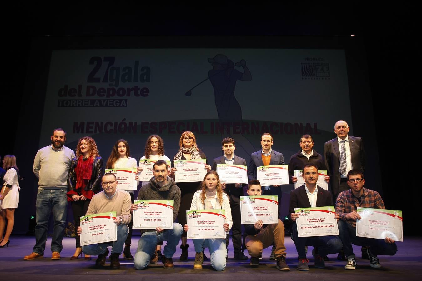 Sergio 'El Niño' García recibió el premio principal en una multitudinaria fiesta en Torrelavega