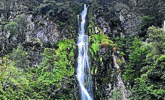 El agua se despeña en Taballón.