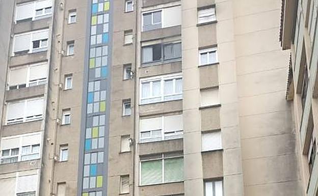 Humareda por la ventana del octavo piso en el que se ha registrado el incendio.