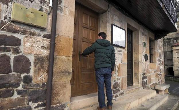 Uno de los vecinos afectados se encuentra la puerta cerrada del Ayuntamiento. 