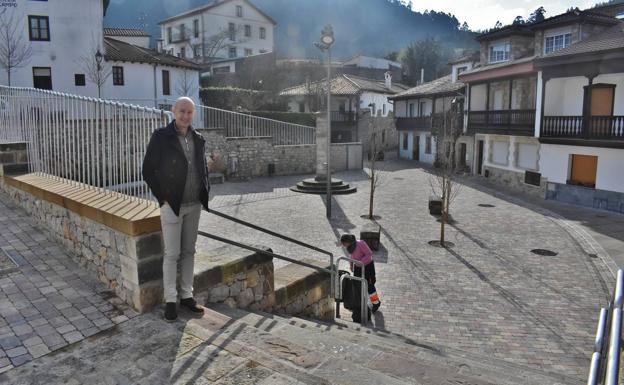 Óscar Villegas en una plaza que ha sufrido un cambio radical, manteniendo los elementos principales de su anterior configuración. 