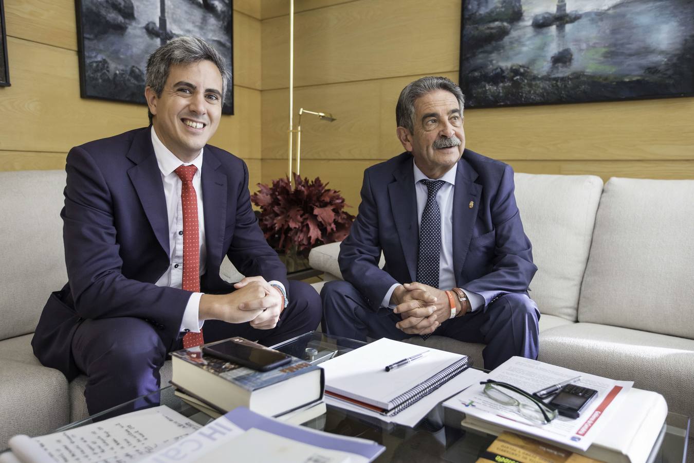 Pablo Zuloaga, junto a Miguel Ángel Revilla. 