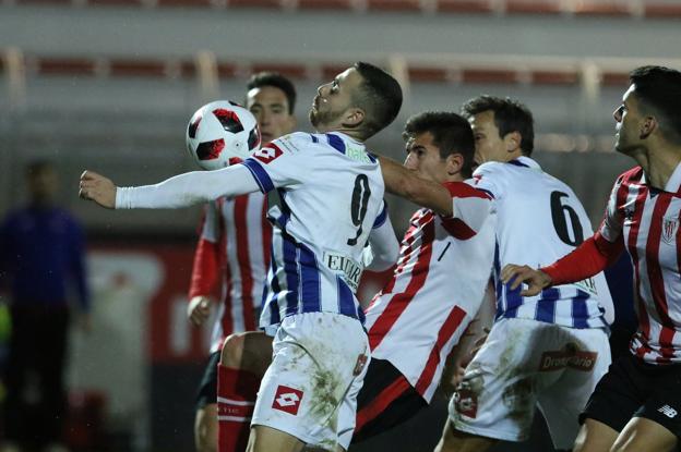 El blanquiazul Primo controla el balón con el pecho junto a su compañero Cusidor durante el partido en Lezama ante el Athletic.