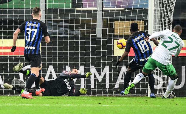Boateng marca un gol al Inter con el Sassuolo en San Siro