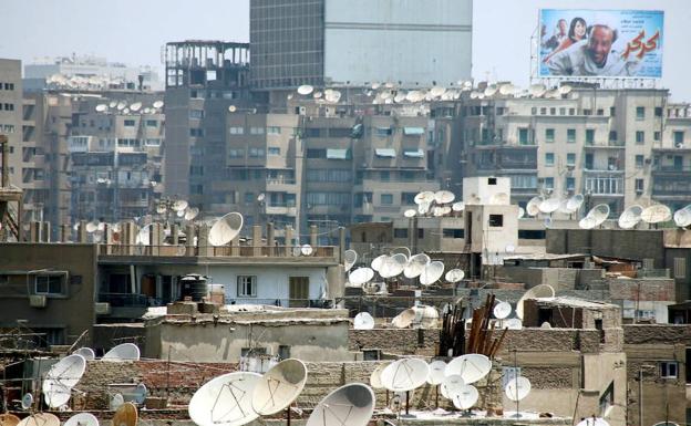 Decenas de antenas parabólicas de televisión sobre los tejados de El Cairo.