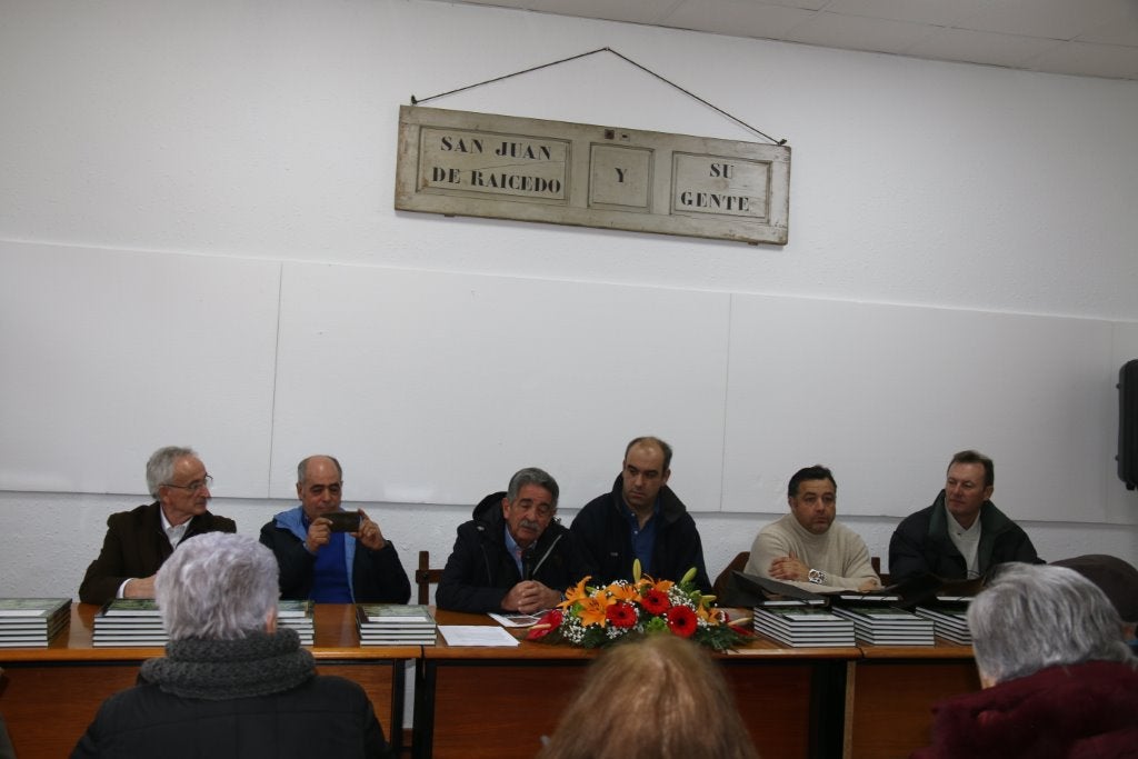 Los vecinos de San Juan de Raicedo presentan el libro «Memoria de San Juan de Raicedo: Pueblo y patrimonio» en un multitudinario acto al que asistió el presidente de Cantabria, Miguel Ángel Revilla.