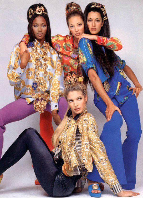 El precursor del uso del estampado pañuelo para otro tipo de prendas fue el desaparecido Gianni Versace, que hizo de este estampado una de las señas de identidad de la firma que créo: Versace.