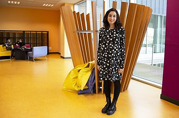 La santanderina Xiomara Puertas, en el edificio de las Tres Torres de la UC.