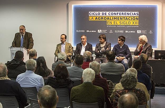 José Luis Pérez, de pie, presentando a José María Alonso, Santiago Flor, José Ramón Álvarez, David Martínez y Ángel Cuevas, de izquierda a derecha.