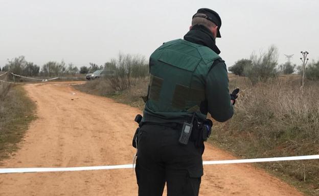 La Guardia Civil continúa investigando sobre el terreno donde fue asesinada la joven.