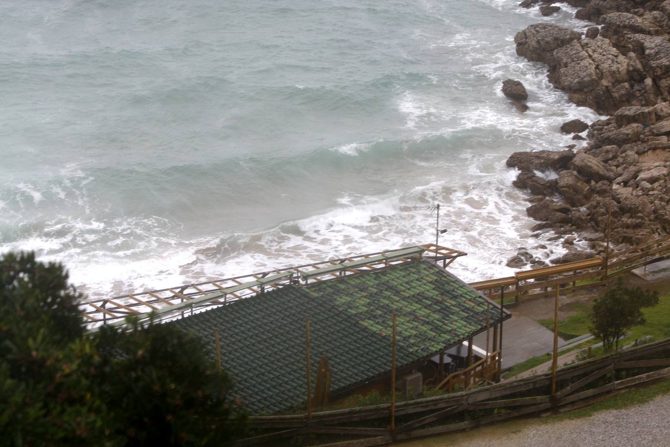 Grandes olas en la costa de Suances.