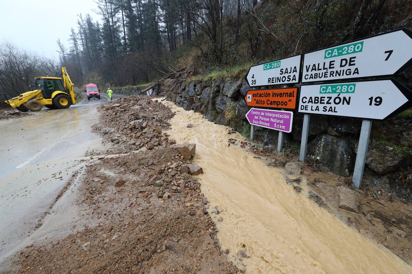 Fotos: Toneladas de tierra cortan la carretera a Bárcena Mayor