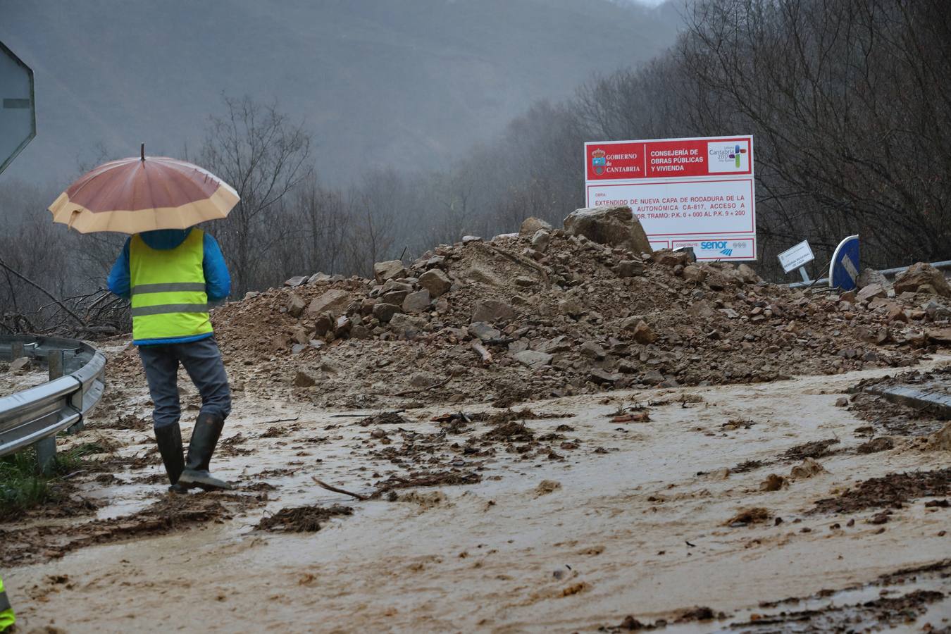 Fotos: Toneladas de tierra cortan la carretera a Bárcena Mayor