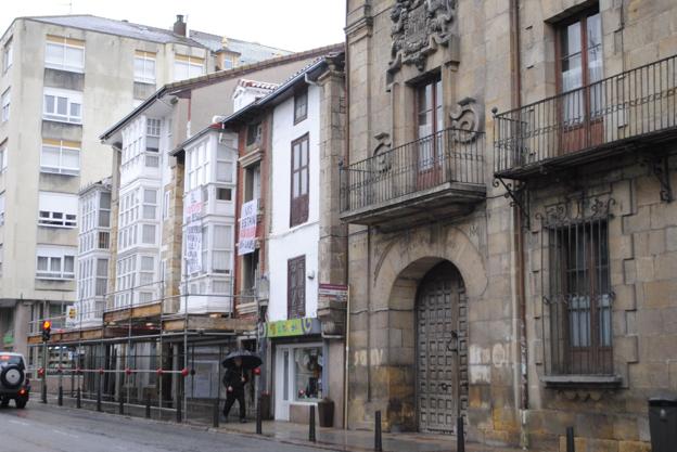 Edificios de la avenida del Puente de Carlos III afectados por la orden de derribo.