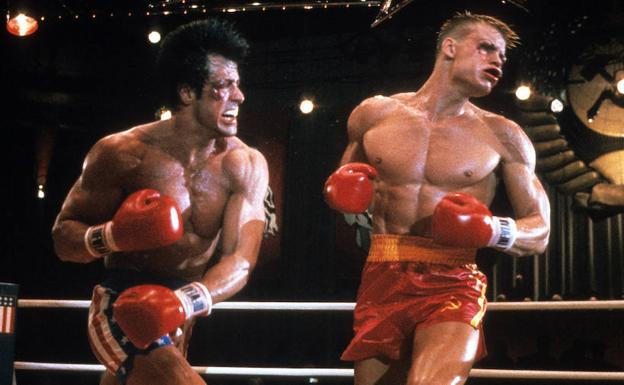 Rocky Balboa golpea a Ivan Drago, en 'Rocky IV'.