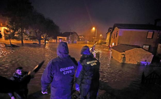 El Saja se desborda en Villanueva de la Peña afectando a multitud de viviendas