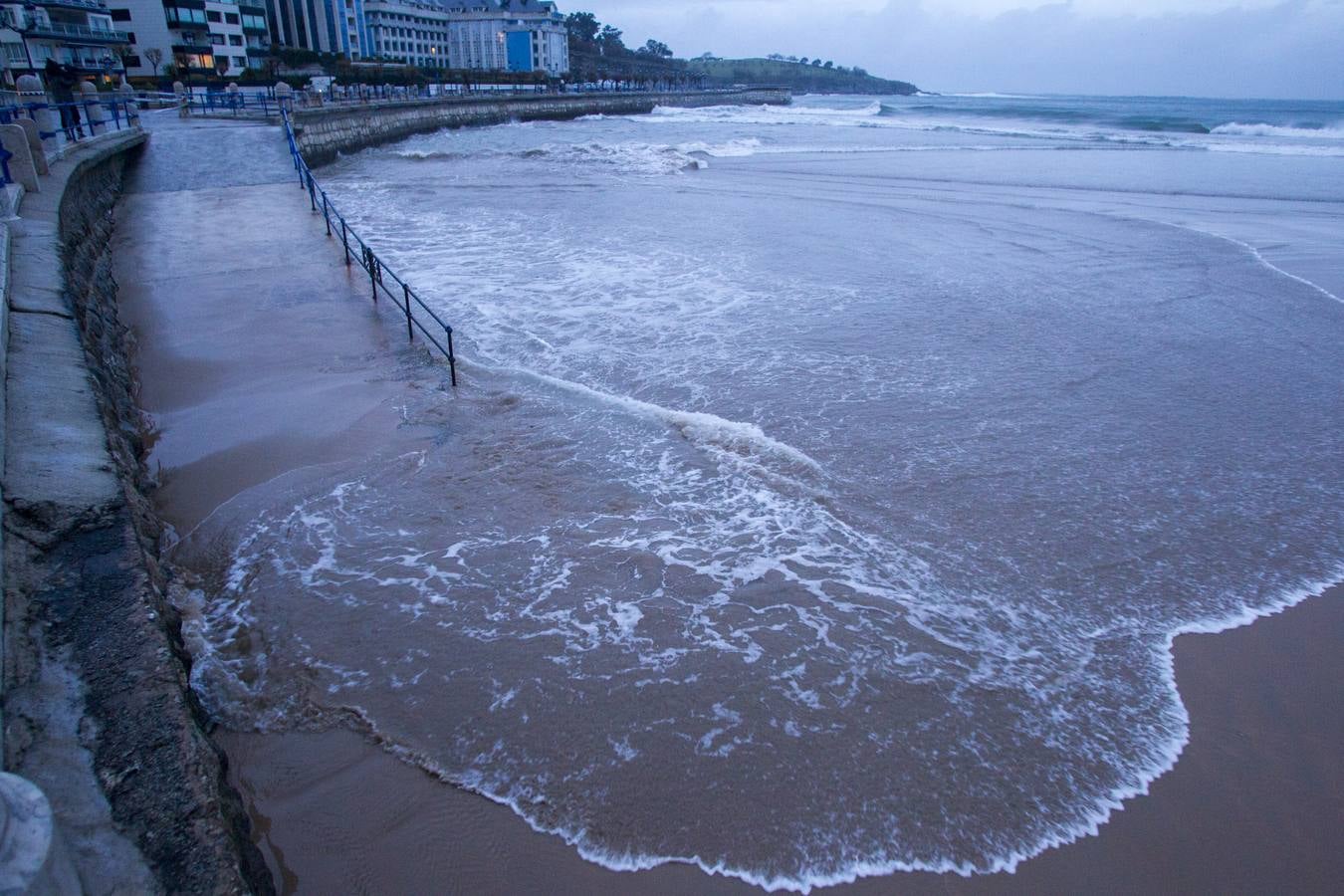 Fotos: Fuerte oleaje este miércoles en Santander