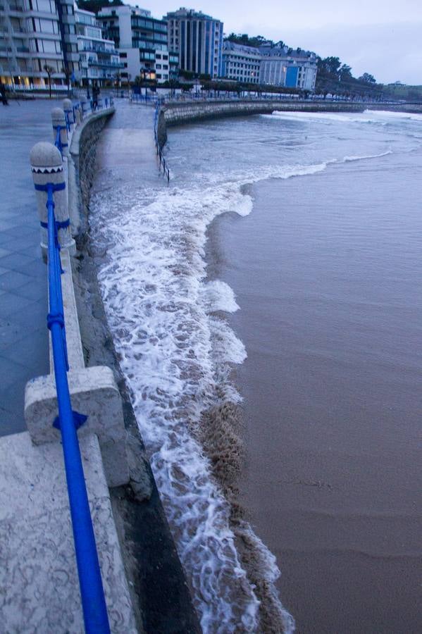 Fotos: Fuerte oleaje este miércoles en Santander