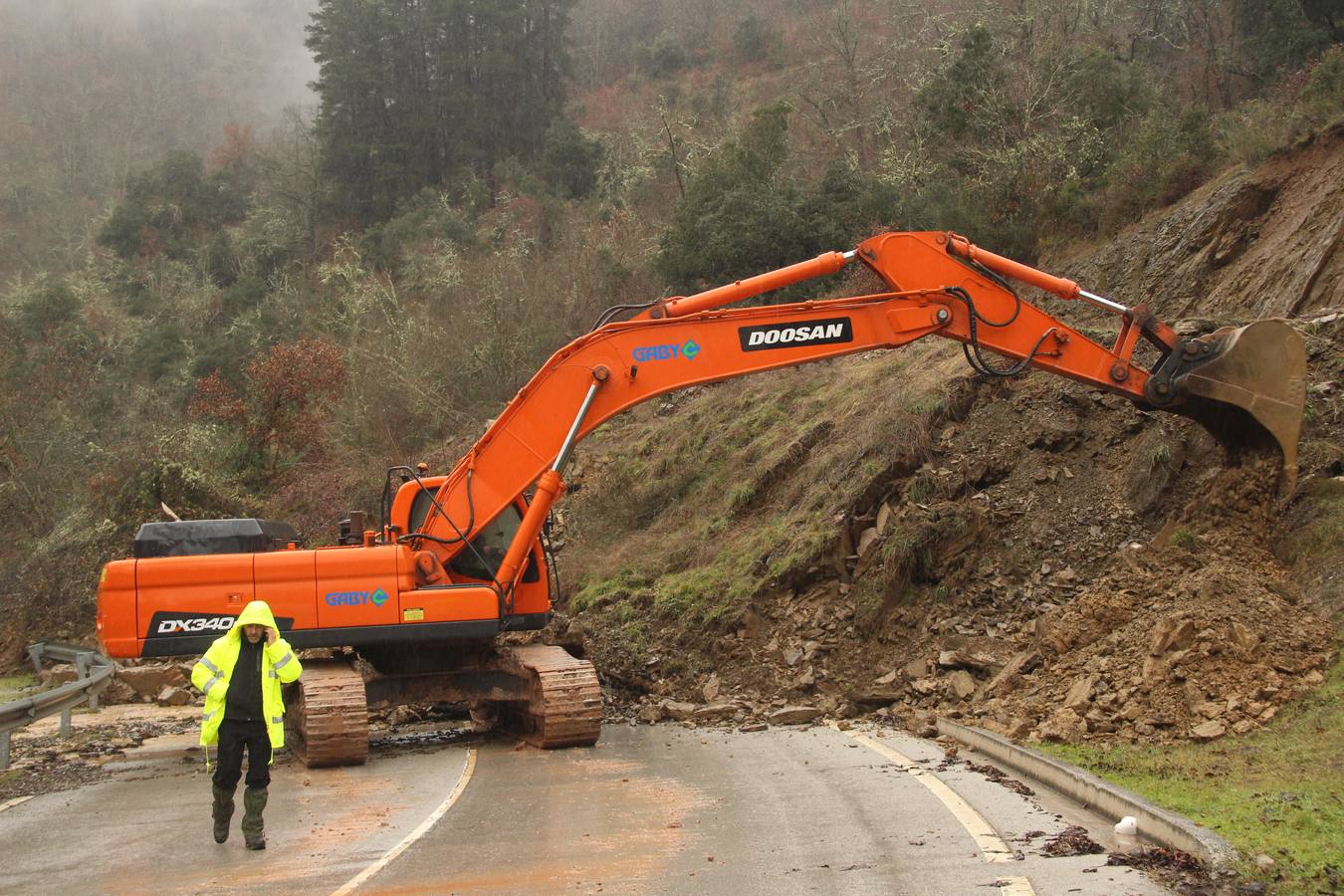 Una docena de pueblos de Camaleño, incomunicados por un argayo en la carretera a Fuente Dé