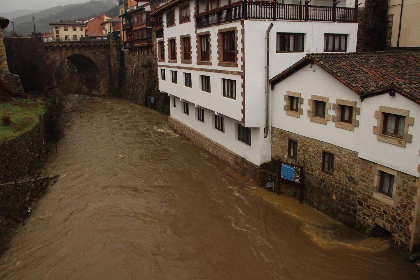 El río Quiviesa a su paso por el puente de San Cayetano en Potes.