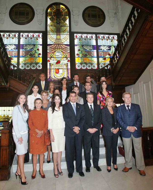 Elio Berhanyer fue invitado a una de las históricas de las Semanas de la Moda celebradas en Santander. En la imagen, entre otros asistentes, Elvin Santos, vicepresidente de Honduras; Beatriz de Orleans, Carla Royo, Charo Montarco, Enrique Matheu, Veruzkha Ramírez, Deborah Davis o Bárbara Palacios.