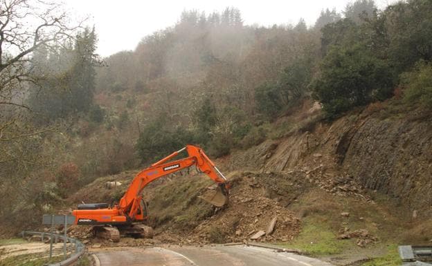 Imagen. La ladera se ha venido abajo a causa de la gran cantidad de lluvia caída.