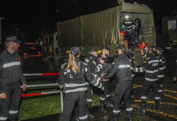 Soldados de la UME desplazados ayer desde su base en León hasta Cantabriadescargan material de uno de los vehículos.
