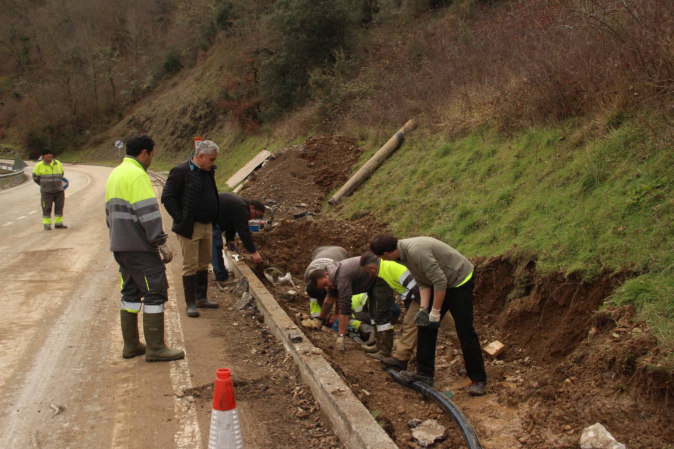 Fotos: Restablecida la circulación y el agua en Liébana tras los trabajos en la zona del argayo