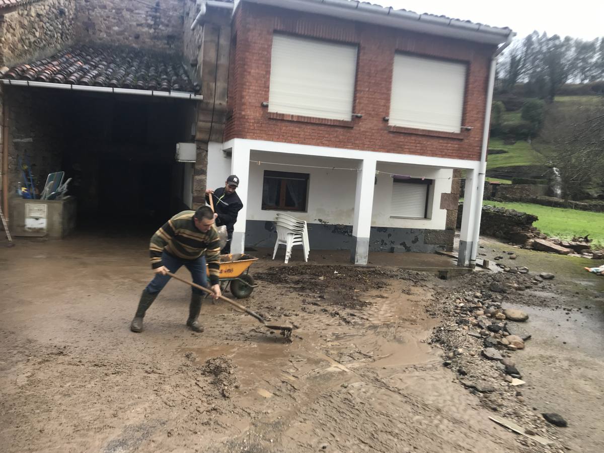 Los vecinos de Santa Olalla limpian el barro y liberan el río de la maleza que los dejó incomunicados