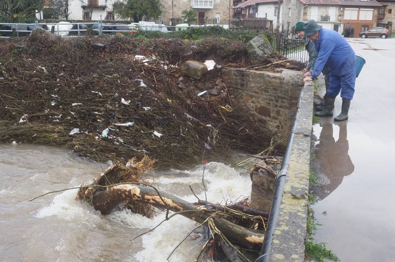 Los vecinos de Santa Olalla limpian el barro y liberan el río de la maleza que los dejó incomunicados