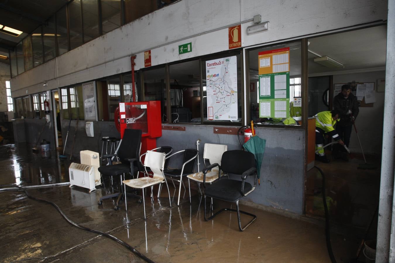 Instalaciones del Torrebús cubiertas de barro.